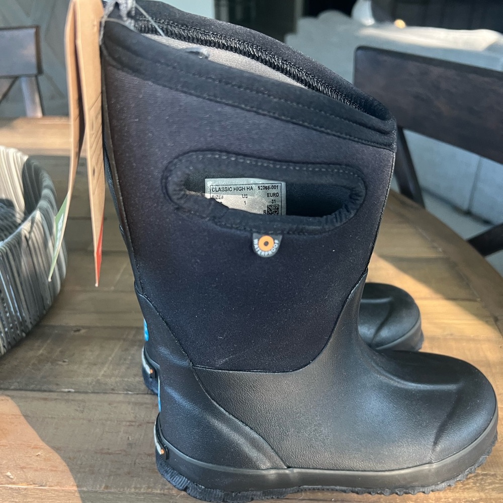 NWT Bogs kids boots, size 1.